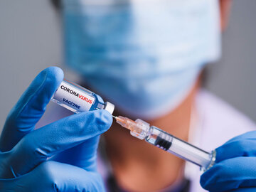 تزریق کنندگان واکسن اسپوتنیک در همدان برای دُز دوم آسترازنکا می‌زنند