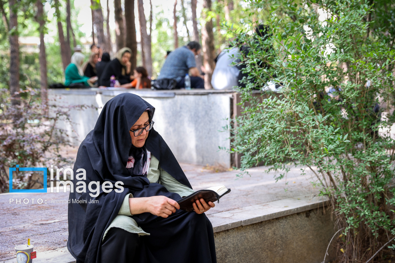 نوبت دوم آزمون سراسری ۱۴۰۳- انتظار خانواده ها در محوطه دانشگاه علم و صنعت