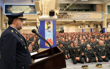 Le Leader de la Révolution islamique, l'Ayatollah Khamenei, reçoit des commandants de l'armée de l'air et de la défense aérienne, le vendredi 7 février 2025. (leader.ir)