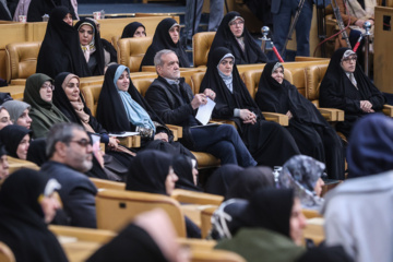 La cérémonie de célébration de la dignité de la femme a eu lieu le dimanche 22 décembre 2024 en présence de Massoud Pezeshkian, le président de la République islamique d'Iran, dans la Salle des Réunions des Dirigeants, à Téhéran.
