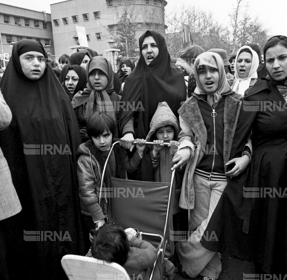 راهپیمایی مردم تهران برای پشتیبانی از دولت مهندس بازرگان