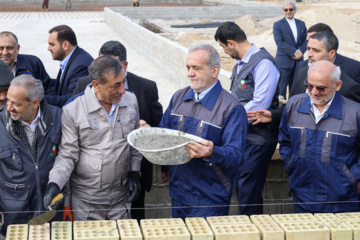 Le Président Pezeshkian participe à la construction d'une école