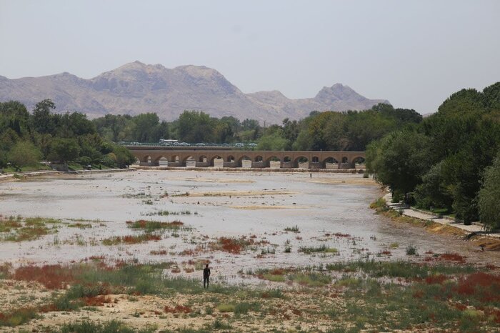 زاینده رود  در شهر تاریخی اصفهان جاری شد