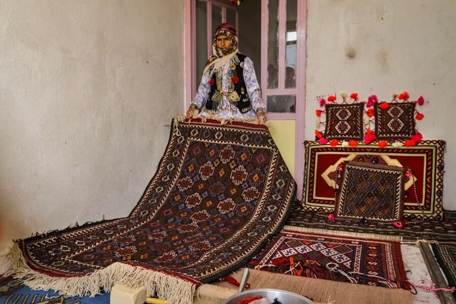 60 درصد بانوان یک روستای اسفراین گلیم می‌بافند