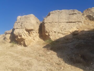 ریزش سنگ ساکنان روستای شیخلر در بوکان راتهدید میکند