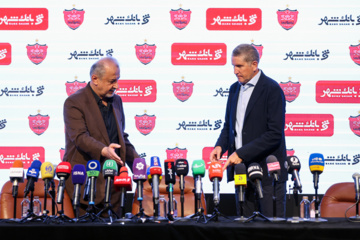  خوان کارلوس گاریدو سرمربی تیم فوتبال پرسپولیس و رضا درویش مدیرعامل باشگاه پرسپولیس