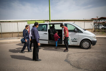 کارکنان شرکت ماهان در فرودگاه کرمان «دانیال» را با ماشین مخصوص فروگاه به سمت پرواز مشهد بدرقه می کنند.