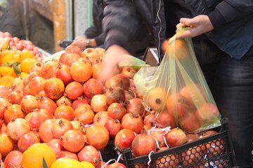 بازار شهر مهاباد در آستانه شب چله