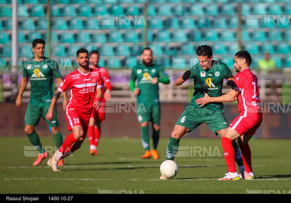 دیدار تیم‌های فوتبال ذوب‌آهن و پرسپولیس