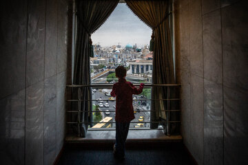 Un cadeau depuis Paris pour Danial, un jeune patient papillon iranien