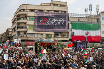 En image la cérémonie funéraire du martyr Ismail Haniyeh à Téhéran