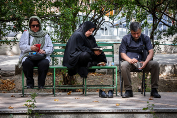 نوبت دوم آزمون سراسری ۱۴۰۳- انتظار خانواده ها در محوطه دانشگاه علم و صنعت