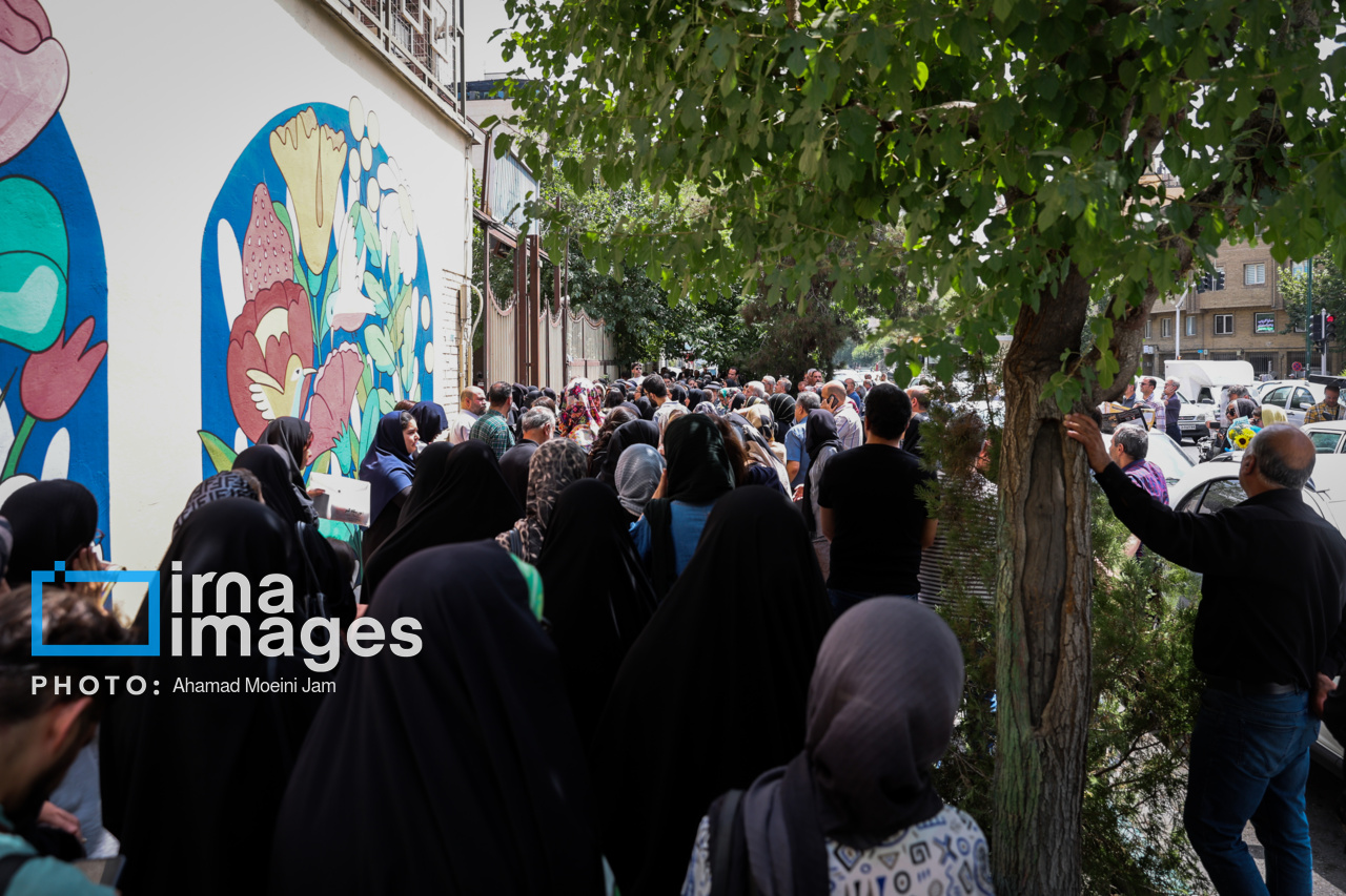 نوبت دوم آزمون سراسری ۱۴۰۳- انتظار خانواده ها در محوطه دانشکده اقتصاد دانشگاه تهران