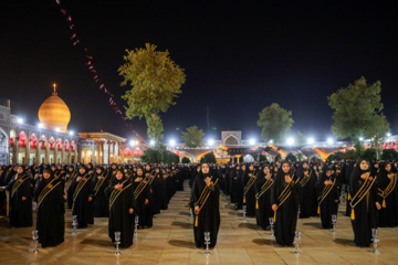 آیین لاله گردانی خادمان حرم شاهچراغ در شهادت امام رضا (ع)