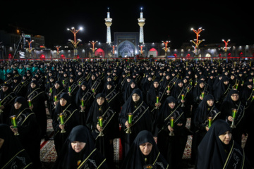 La cérémonie de commémoration du triste anniversaire du martyre de l'Imam Ali Ibn Mussa al-Reza (béni soit-il) a eu lieu mardi soir (3 septembre 2024) à Machhad en présence des serviteurs, des pèlerins et des personnes en deuil du 8ème Imam, l'Imam Reza, (Que le Salut de Dieu soit sur lui et sur sa descendance), à la Cour du Grand Prophète de son saint sanctuaire au nord-est de l’Iran. Photo : Mohsen Bakhshandeh