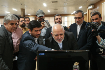 Mohammad Javad Zarif besucht IRNA