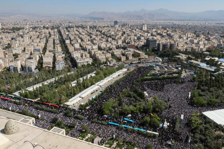 اقامه نماز جمعه تهران به امامت رهبر انقلاب و بزرگداشت شهید «سید حسن نصرالله»