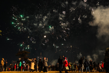 La tour Azadi de Téhéran brille à l'occasion de l'anniversaire de la révolution islamique