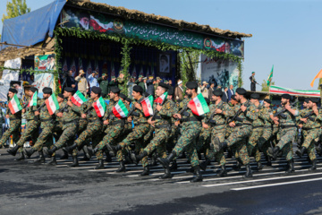 Le défilé des forces armées iraniennes à l’occasion de la Semaine sacrée de la défense