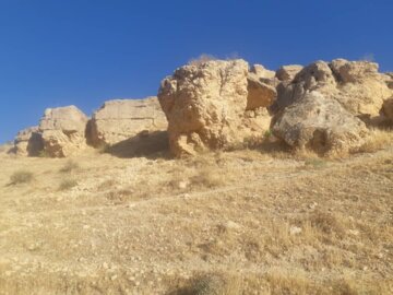 ریزش سنگ ساکنان روستای شیخلر در بوکان راتهدید میکند