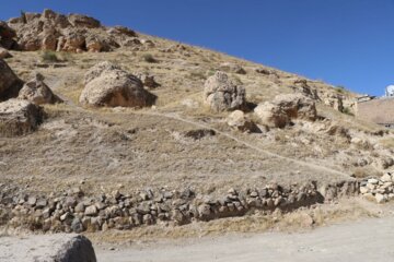 ریزش سنگ ساکنان روستای شیخلر در بوکان راتهدید میکند