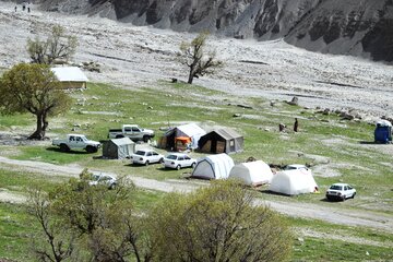 چادرزنی مردم در طبیعت بهاری ایلام