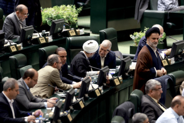 Presentación del proyecto de presupuestos para el próximo año iraní al Mayles