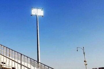 دکل‌های روشنایی ورزشگاه آزادی مهاباد نصب و راه اندازی شد