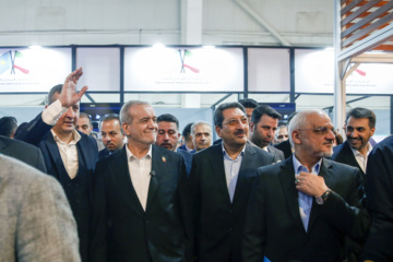 Le président iranien visite l'exposition commerciale internationale avec l'Eurasie