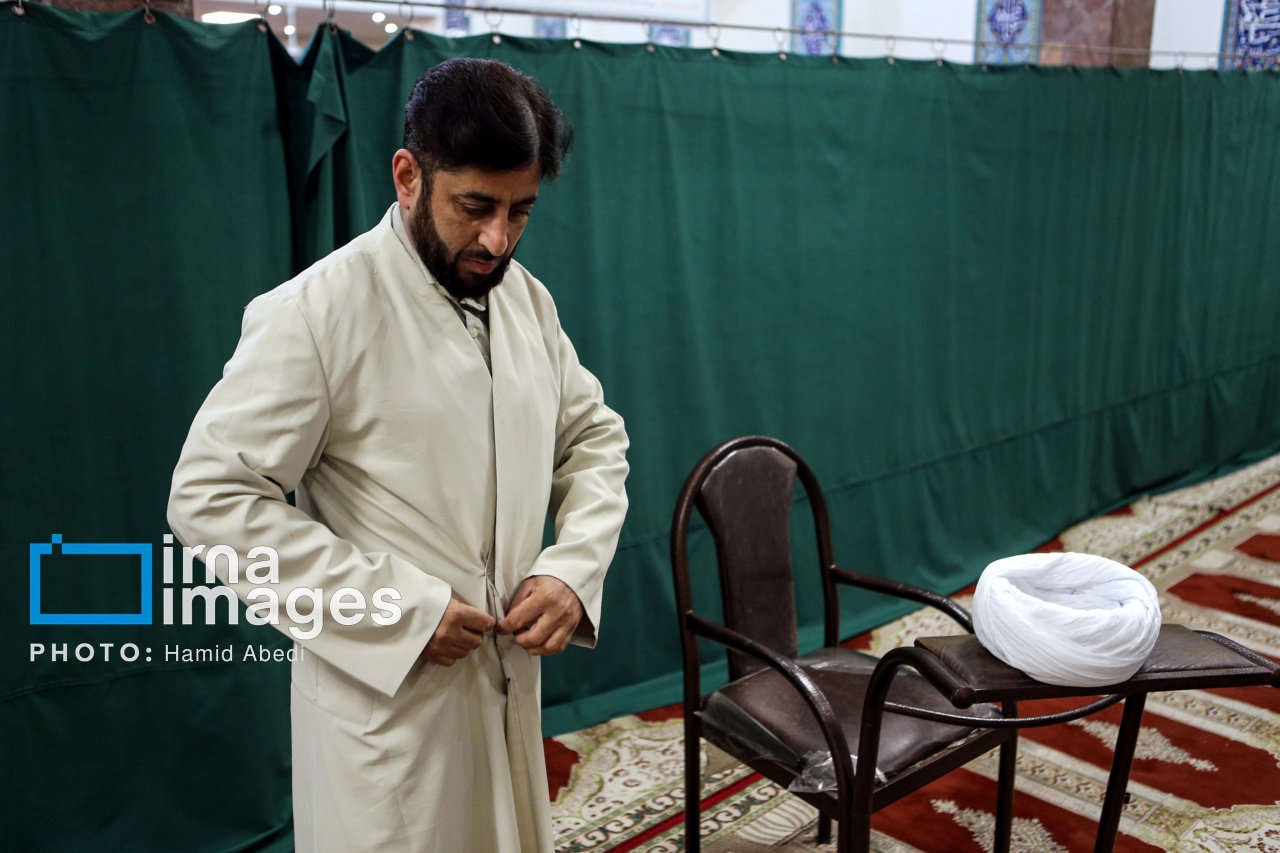 Iran : cérémonies de remise des turbans aux étudiants de l'école de théologie de Qom 