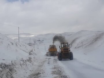 برفروبی محورهای سختگذر روستایی تکاب