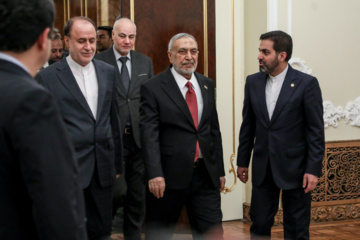 Le président du Parlement irakien, Mahmoud Al-Mashhadani, a rencontré ce lundi après-midi 3 février 2025 (15 Bahman 1403) le président iranien, Masoud Pezeshkian, pour des discussions et des échanges bilatéraux. (Mohammad Mahdi Pourarabe-IRNA)