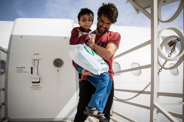 Un cadeau depuis Paris pour Danial, un jeune patient papillon iranien