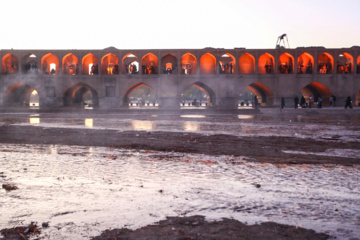 جاری شدن آب در زاینده رود