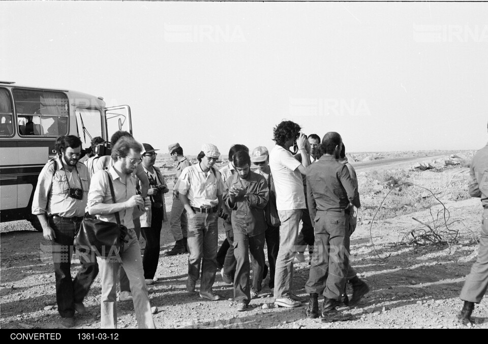 بازدید خبرنگاران خارجی از خرمشهر و هویزه - جبهه های جنوب - عملیات بیت المقدس