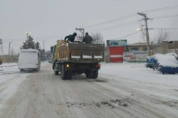 برف‌روبی معابر شهر میاندوآب توسط عوامل شهرداری