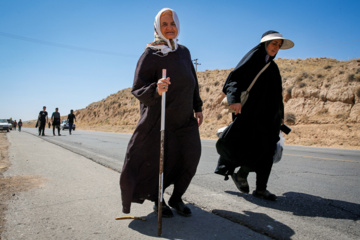 Peregrinos caminan hacia Mashhad para conmemorar el aniversario del martirio del Imam Reza (P)