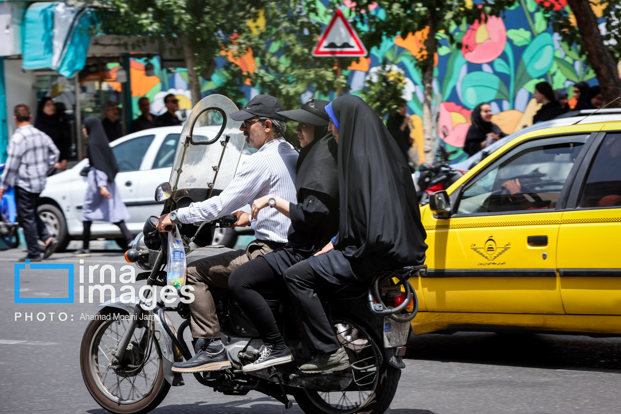 نوبت دوم آزمون سراسری ۱۴۰۳- انتظار خانواده ها در محوطه دانشکده اقتصاد دانشگاه تهران