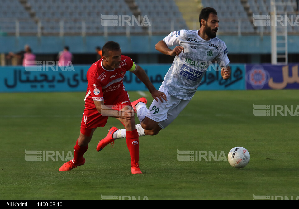 دیدار تیم های فوتبال پرسپولیس تهران و آلومینیوم اراک