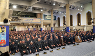 Le Leader de la Révolution islamique, l'Ayatollah Khamenei, reçoit des commandants de l'armée de l'air et de la défense aérienne, le vendredi 7 février 2025. (leader.ir)