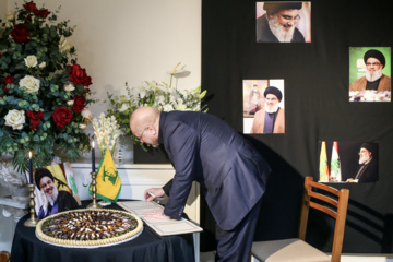 La cérémonie de condoléances pour le martyre de Sayed Hassan Nasrallah (Que sa demeure soit au Paradis) a eu lieu ce lundi 30 septembre 2024 au bureau du Hezbollah libanais  à Téhéran. Photo: Asghar Khamseh