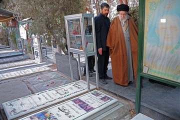 حضور رهبر معظم انقلاب در مرقد مطهر امام راحل و گلزار شهدای بهشت زهرا (س)