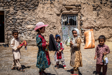 تاجمیر، روستای عروسکهای افسانه‌ای؛ تاجمیر روستایی است که در کمتر از سه سال از یک روستای ناشناخته و محروم، به قطب تولید عروسک‌های سنتی تبدیل شده است. این عروسک‌سازی زندگی آنان را متحول کرده و باعث شده در روستا از هنر خود بهره ببرند و مهاجرت نکنند.