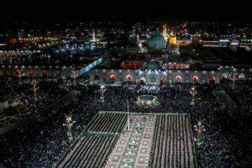 La cérémonie de commémoration du triste anniversaire du martyre de l'Imam Ali Ibn Mussa al-Reza (béni soit-il) a eu lieu mardi soir (3 septembre 2024) à Machhad en présence des serviteurs, des pèlerins et des personnes en deuil du 8ème Imam, l'Imam Reza, (Que le Salut de Dieu soit sur lui et sur sa descendance), à la Cour du Grand Prophète de son saint sanctuaire au nord-est de l’Iran. Photo : Mohsen Bakhshandeh