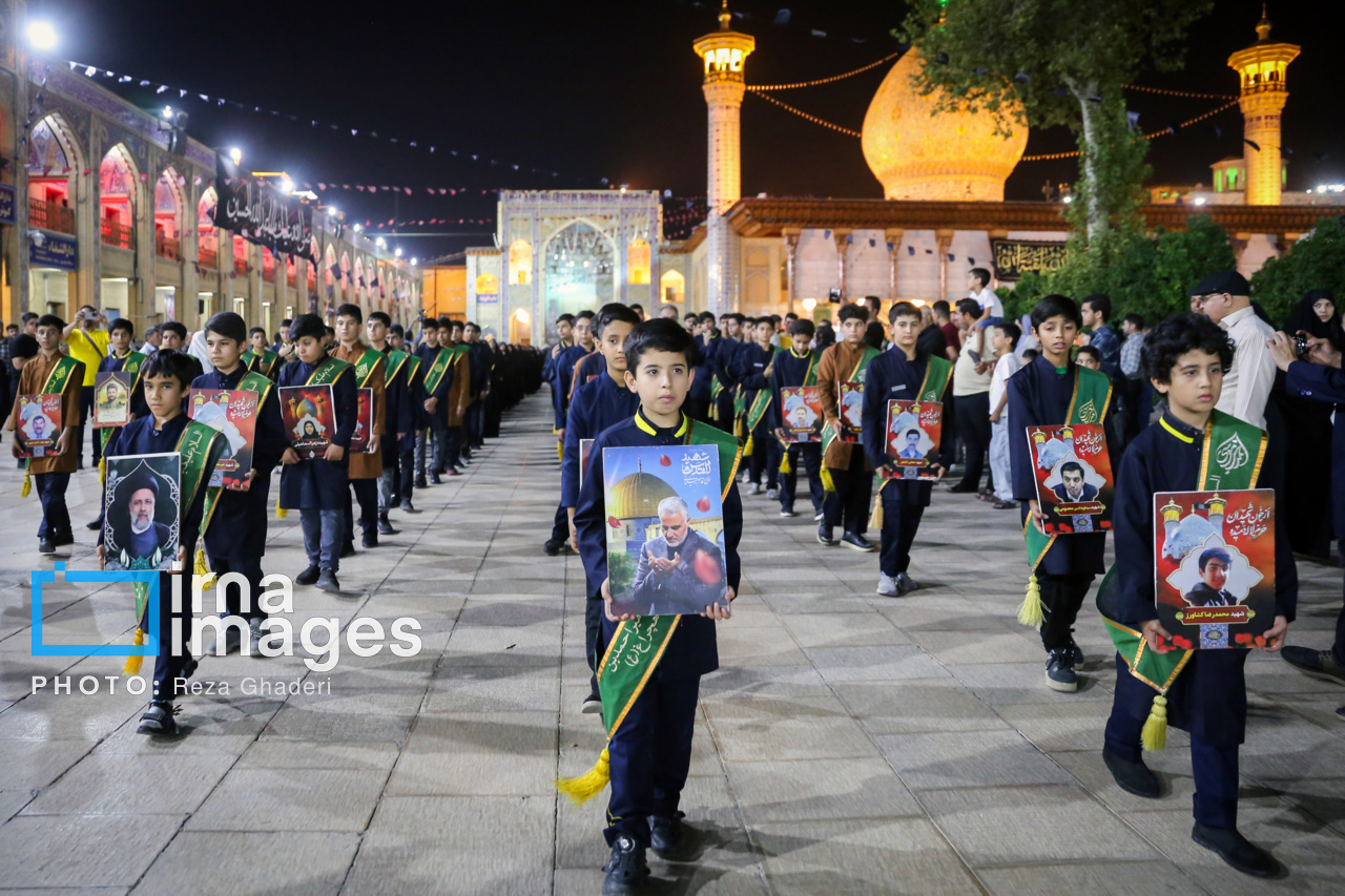 آیین لاله گردانی خادمان حرم شاهچراغ در شهادت امام رضا (ع)