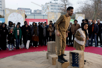 Spectacles de rue du Festival de Théâtre Fajr 2025 - Jour 6