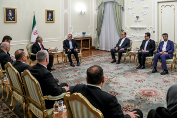 Le président du Parlement irakien, Mahmoud Al-Mashhadani, a rencontré ce lundi après-midi 3 février 2025 (15 Bahman 1403) le président iranien, Masoud Pezeshkian, pour des discussions et des échanges bilatéraux. (Mohammad Mahdi Pourarabe-IRNA)