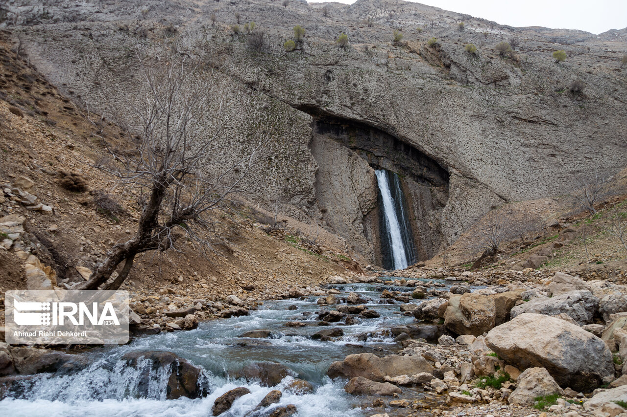 عملیات اجرایی خط انتقال آب شهر دستنا شهرستان کیار آغاز شد