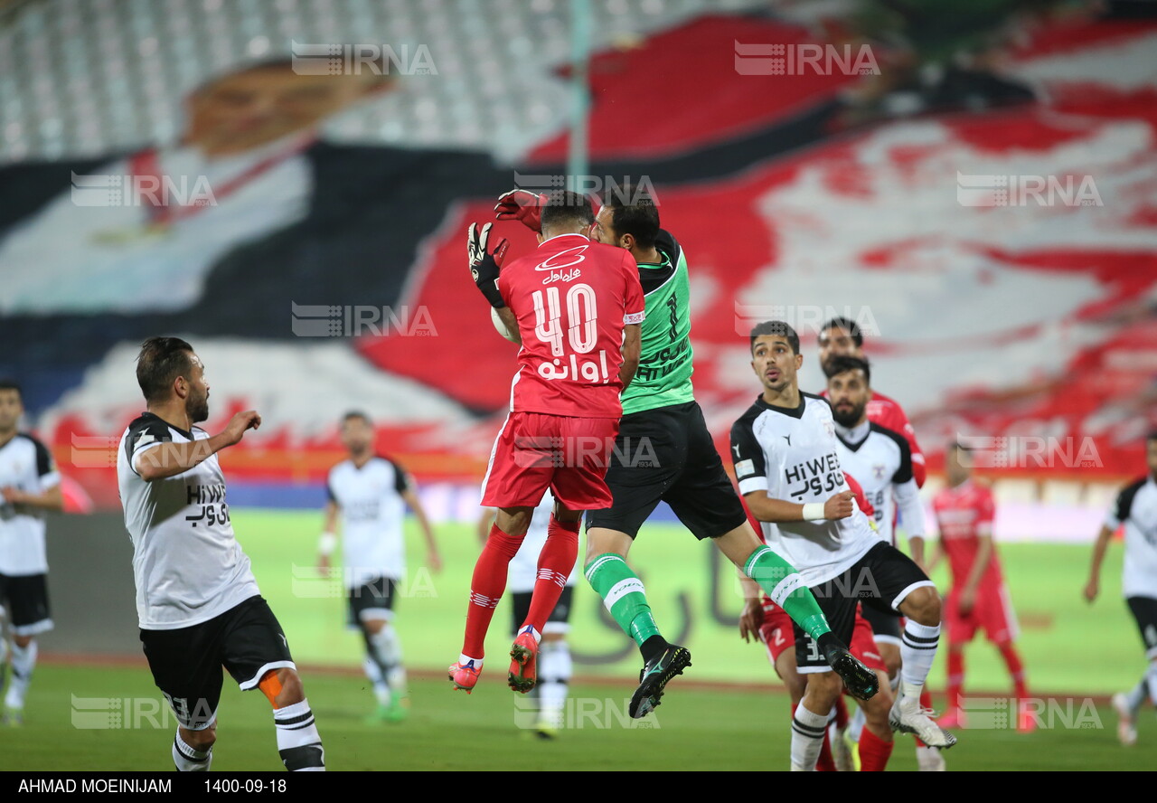 دیدار تیم‌های فوتبال پرسپولیس و هوادار