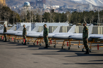 
Des véhicules tactiques, des drones et des systèmes de surveillance audio rejoignent les forces terrestres de l'armée iranienne
